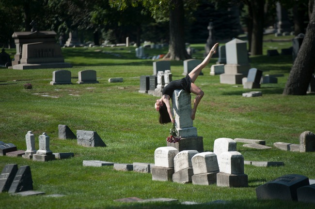 Dancers-Among-Us- chicquero photography - dance in-Chicago-at_Graceland-Cemetery-Chloe-Crade